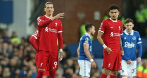 Liverpool le dice adiós al título de la Premier League al perder con Everton 2-0