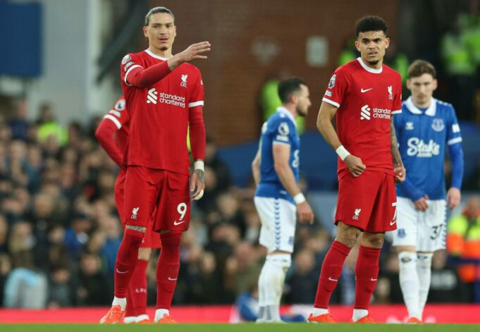 Liverpool le dice adiós al título de la Premier League al perder con Everton 2-0
