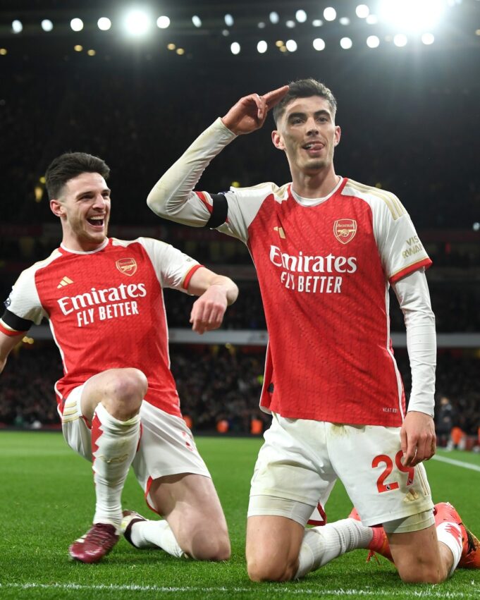 Arsenal vapuleó al Chelsea 5-0 y por ahora es líder de la Premier League