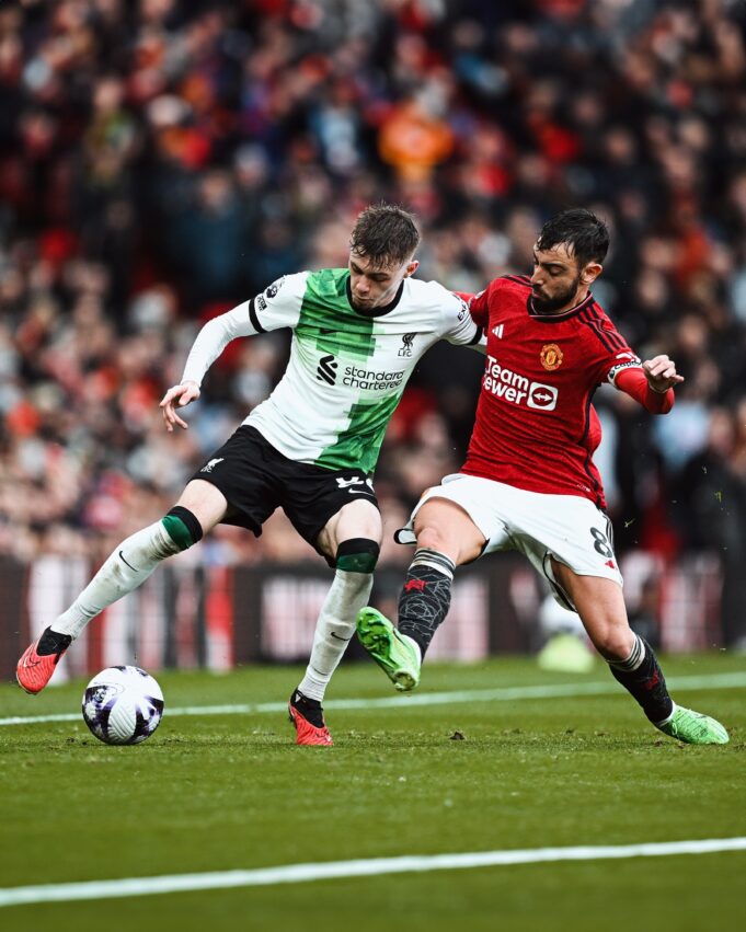 Liverpool empató con el United 2-2 y se dejó alcanzar por Arsenal en la punta de la Premier