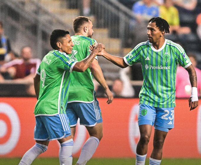 Raúl Ruidiaz anotó dos goles en triunfo del Seattle Sunders ante Philadelphia 3-2