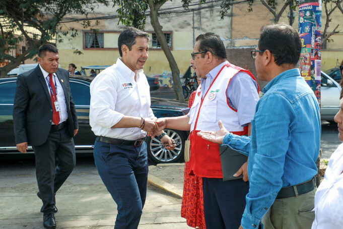 Ministro Demartini supervisa entrega de alimentos Qali Warma a institución educativa Pedro Labarthe en La Victoria