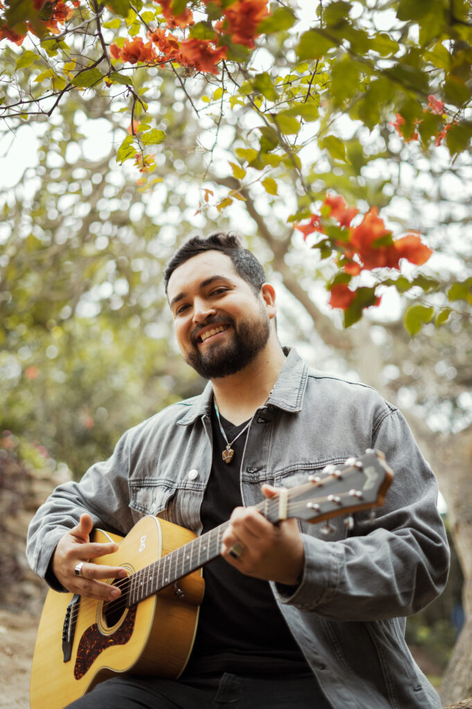 Daniel de Guevara presenta su refrescante debut en la cumbia con el tema » Tinto de Verano»(VIDEO)