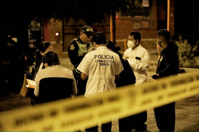 Sicarios asesinan a una pareja que bebía en una licorería en San Juan de Lurigancho