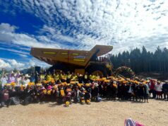 Newwont Yanacocha dona camión gigante a granja Porcón como símbolo de convivencia entre minería y agricultura en Cajamarca