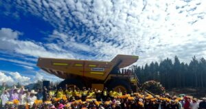 Newwont Yanacocha dona camión gigante a granja Porcón como símbolo de convivencia entre minería y agricultura en Cajamarca