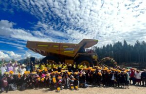 Newwont Yanacocha dona camión gigante a granja Porcón como símbolo de convivencia entre minería y agricultura en Cajamarca