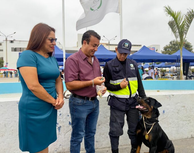 S.J.M: Condecoran a perro sereno «Atila» en l marco del Día del Sereno Municipal
