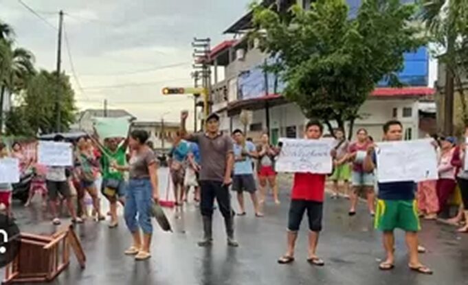 Iquitos: Enfrentamientos entre manifestantes y policías por cortes de luz