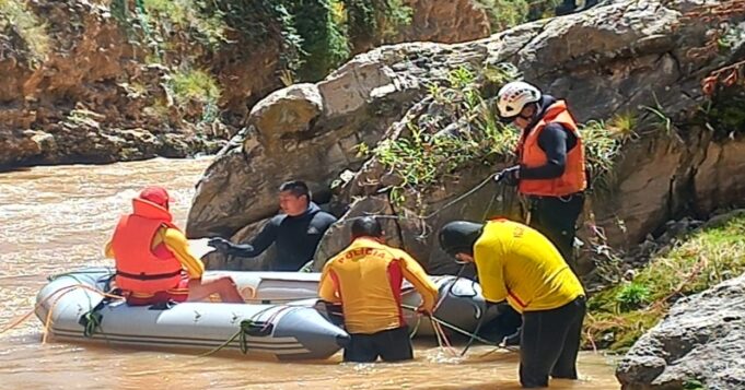 Policía de salvataje viaja hasta Junín para buscar cuerpos que cayeron al río Mantaro