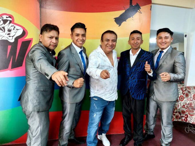 Kumbia Marina rinde tributo al grupo Agua Marina y grabará un tema compuesto por le humorista Manolo Rojas