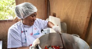 Comedores populares reinventan clásicas recetas agregándoles pescado a la Carapulcra y el estofado