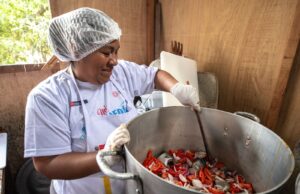 Comedores populares reinventan clásicas recetas agregándoles pescado a la Carapulcra y el estofado