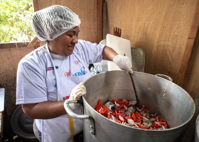 Comedores populares reinventan clásicas recetas agregándoles pescado a la Carapulcra y el estofado