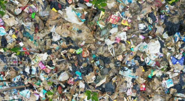 Peruanos apoyan prohibición mundial de plásticos de un solo uso para detener crisis de contaminación