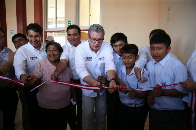 Ministro de Educación se compromete a resolver paralización de obras en instituciones educativas en Piura