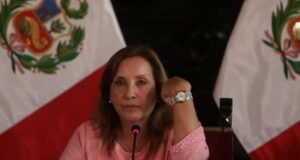 Dina Boluarte: Cara de palo, le miente al país sin vergüenza alguna