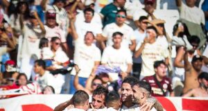 Universitario volvió a la punta del Apertura al imponerse a Unión Comercio 2-1