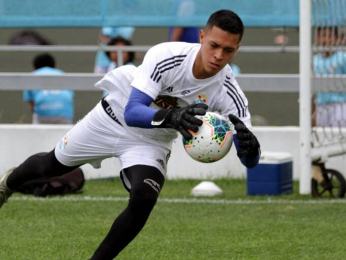 Renato Solís no atajará ante Comerciantes Unidos el sábado y entrará a cirugía