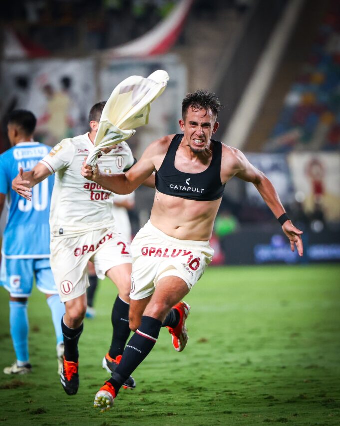 Universitario goleó a Cristal 4-1 y recuperó la punta del Apertura a dos fechas del final