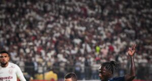 Universitario solo pudo igualar ante Junior 1-1 y complica sus chances de clasificar