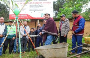 Gilmer Horna y alcalde ponen la primera piedra par moderna infraestructura municipal en Santo Tomás