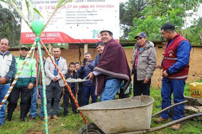 Gilmer Horna y alcalde ponen la primera piedra par moderna infraestructura municipal en Santo Tomás
