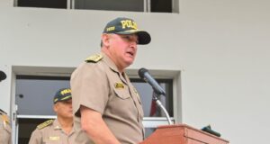 Comando de la policía entrega importante material para realizar cateterismos y salvar vidas en hospital «Luis N. Saenz»