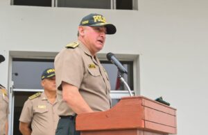 Comando de la policía entrega importante material para realizar cateterismos y salvar vidas en hospital «Luis N. Saenz»