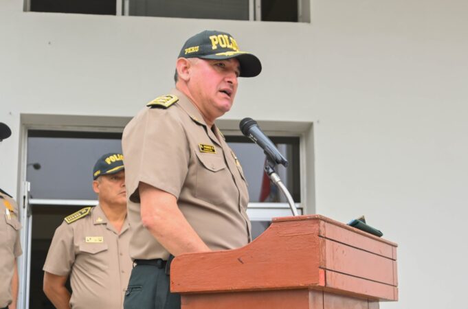 Comando de la policía entrega importante material para realizar cateterismos y salvar vidas en hospital «Luis N. Saenz»