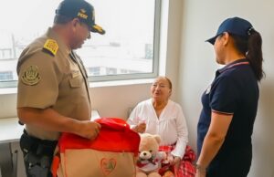 Comandante General de la Policía adelanta saludo y felicitación por su Día a Mamitas hospitalizadas en el » Luis N. Sáenz»