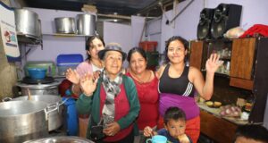 Día de la Madre: doña Ubalda sorprende a sus 73 años al convertirse en el “motor” de olla común en SJL