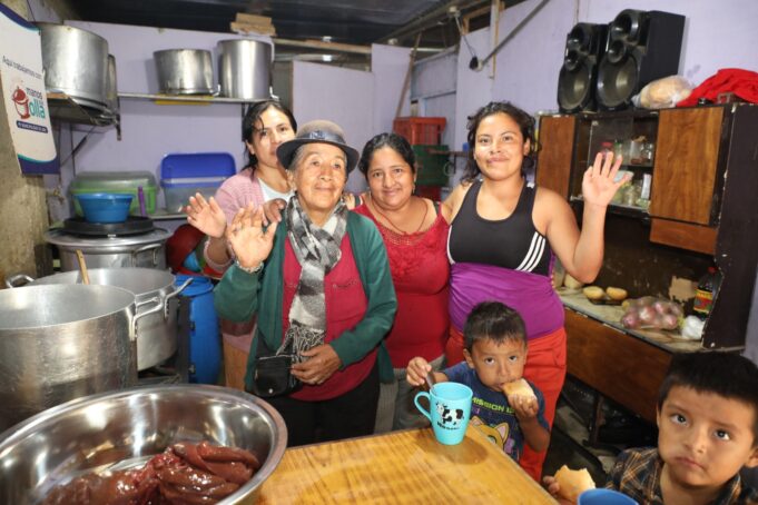 Día de la Madre: doña Ubalda sorprende a sus 73 años al convertirse en el “motor” de olla común en SJL