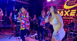 Andrea San Martín tira flores a Bill Orosco