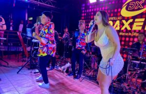 Andrea San Martín tira flores a Bill Orosco