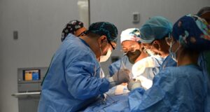 INSN: Médicos realizan reconstrucción facial a niña utilizando su propio hueso del omóplato tras extirparle tumor gigante de la cara