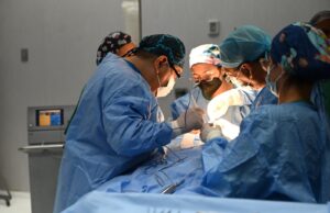 INSN: Médicos realizan reconstrucción facial a niña utilizando su propio hueso del omóplato tras extirparle tumor gigante de la cara