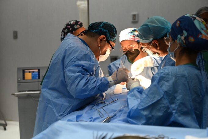 INSN: Médicos realizan reconstrucción facial a niña utilizando su propio hueso del omóplato tras extirparle tumor gigante de la cara