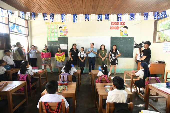 Ucayali: Más de 40 mypes madereras ganan licitación pública para proveer de mobiliario escolar a la región