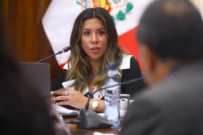 Denuncian ante Comisión de Ética a Rosselli Amuruz por amenazar a congresista Diego Bazán por lío de «fiestas»