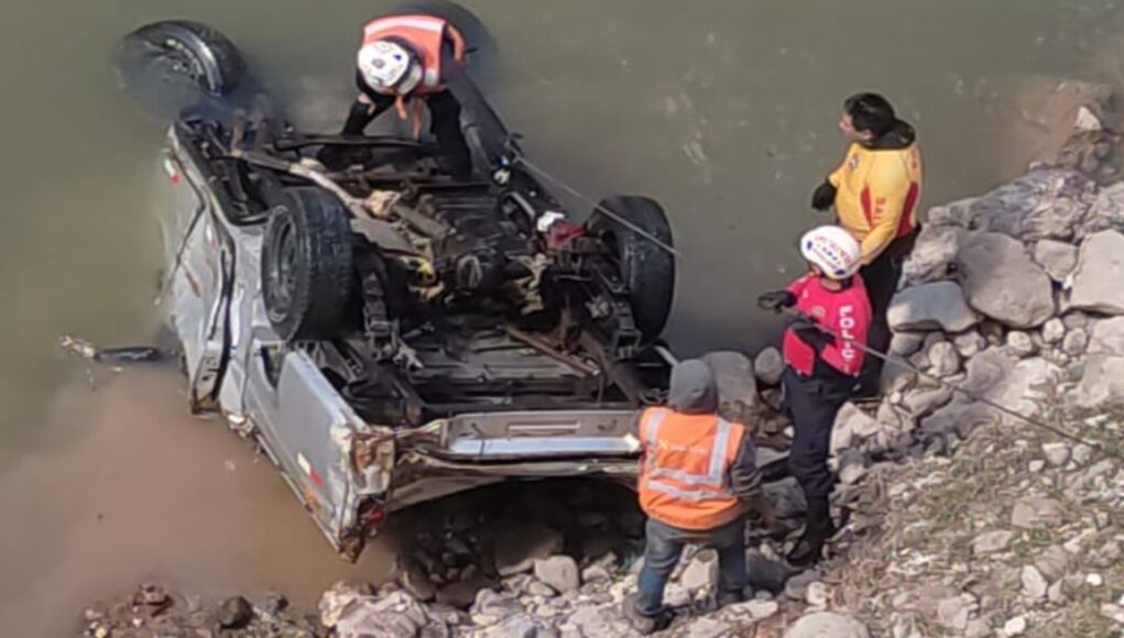 Policía de Salvataje de Lima encontró los cuerpos de los esposos dentro de la camioneta que cayó al río Mantaro