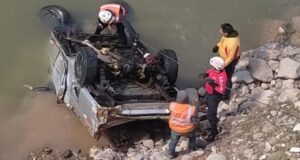 Policía de Salvataje de Lima encontró los cuerpos de los esposos dentro de la camioneta que cayó al río Mantaro