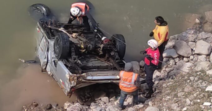 Policía de Salvataje de Lima encontró los cuerpos de los esposos dentro de la camioneta que cayó al río Mantaro