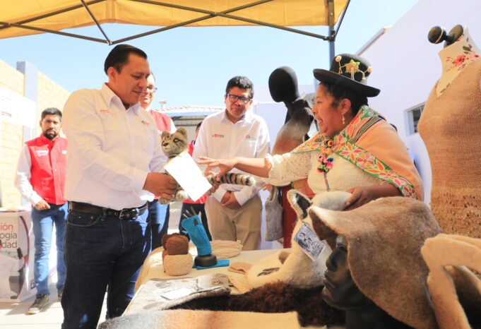 Ministro de la Producción: «Este 2024, nos proyectamos brindar 2 700 servicios tecnológicos a favor del sector textil camélidos de Arequipa»