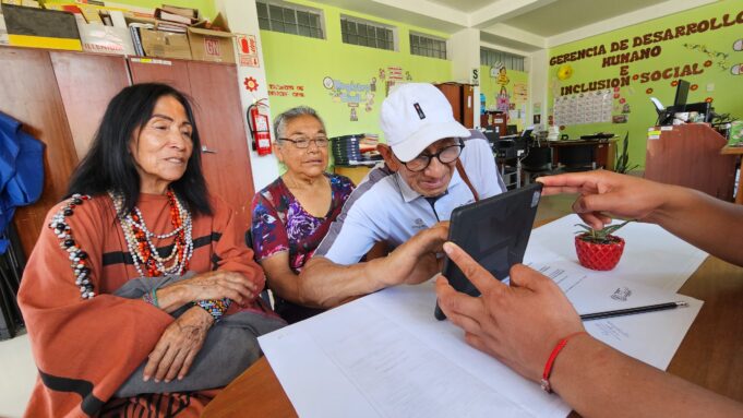 Pensión 65: usuarios aprenden a leer y escribir a través de la alfabetización digital