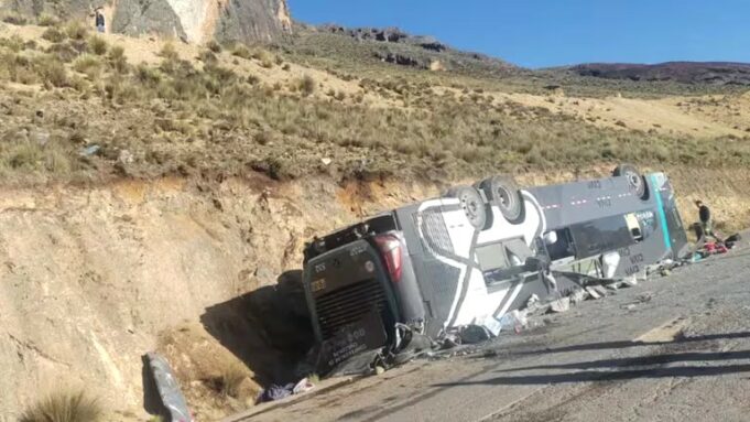 Ayacucho: volcadura de ómnibus CIVA interprovincial deja hasta el momento 17 muertos y varios heridos