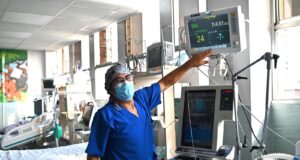 Guerreros de mil batallas: 670 técnicos en enfermería realizan una labor silenciosa y sacrificada en la recuperación de los pacientes del INSN