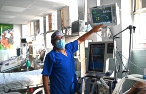 Guerreros de mil batallas: 670 técnicos en enfermería realizan una labor silenciosa y sacrificada en la recuperación de los pacientes del INSN