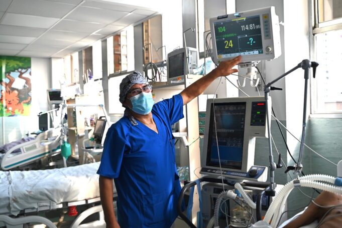 Guerreros de mil batallas: 670 técnicos en enfermería realizan una labor silenciosa y sacrificada en la recuperación de los pacientes del INSN