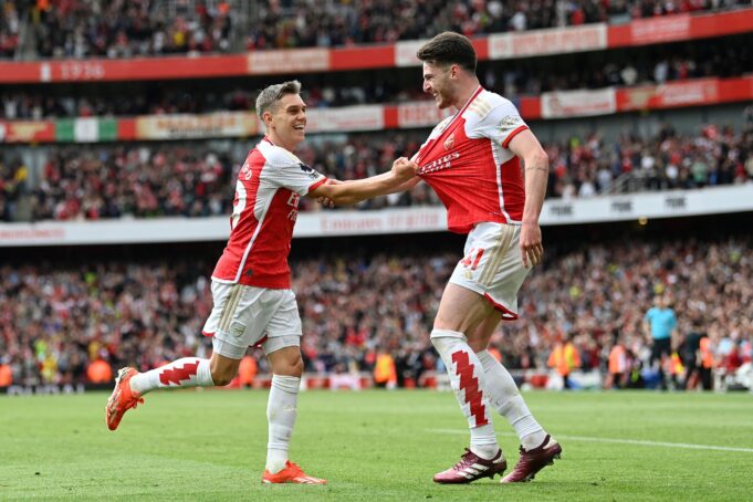 Arsenal y el City ganaron y siguen en la lucha por el título de la Premier League